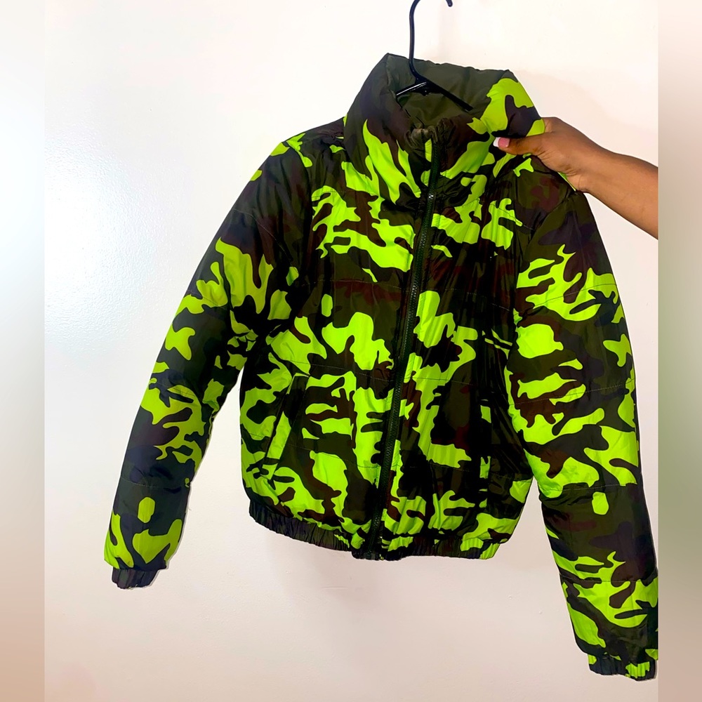 Reversible camouflage bright green / black on one side and army green on other